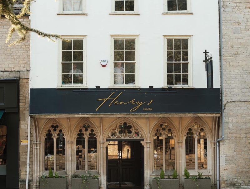 Henry's Seafood Bar & Grill - Image 2